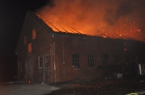 Polizeiinspektion Nienburg / Schaumburg: POL-NI: Dachstuhlbrand eines umgebauten ehemaligen Kuhstalls -Bilder im Download-
