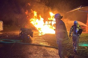 Feuerwehr Gäufelden: FW Gäufelden: Feuerwehr verhindert Flammenüberschlag auf landwirtschaftliches Anwesen