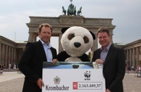 Krombacher Brauerei GmbH & Co.: Krombacher Kronkorkenaktion: 2,1 Mio. Euro an den WWF für den Schutz der Natur / Über eine Million Teilnehmer an der Aktion (BILD)