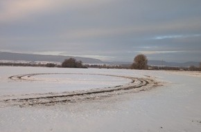 Polizeiinspektion Hameln-Pyrmont/Holzminden: POL-HM: Zeugenaufruf: Sachbesch&auml;digung auf bestelltem Acker - Ernteausf&auml;lle zu erwarten