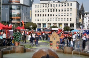 Feuerwehr Essen: FW-E: Tag der Jugend auf dem Kennedyplatz, "Helfen macht Spaß"