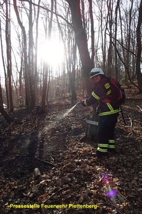 FW-PL: OT-Lettmecke. FOLGEMELDUNG. Rund 2000 Quadratmeter Waldboden gerieten in Steilhang in Brand.