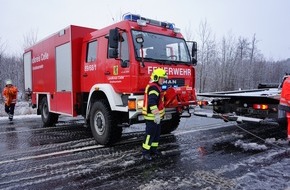 Feuerwehr Flotwedel: FW Flotwedel: Ortsfeuerwehr Eicklingen unterstützt bei Bergung eines verunfallten PKW
