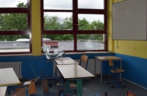 Kreispolizeibehörde Rhein-Kreis Neuss: POL-NE: Einbruch in Schulgebäude - Polizei sucht Zeugen