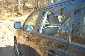 Polizeiinspektion Hameln-Pyrmont/Holzminden: POL-HOL: Holzminden-Silberborn - Parkplatz an der B 497: Laptop auf Rücksitz gelassen - PKW  aufgebrochen - Polizei warnt zum wiederholten Mal: Keine Wertgegenstände sichtbar im PKW lassen -