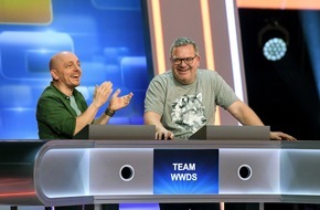 ARD Das Erste: "Wer weiß denn sowas?" zu Gast im "Quizduell-Olymp": Bernhard Hoëcker und Elton bei Esther Sedlaczek | "Quizduell-Olymp" am Freitag, 14. April, 18:50 Uhr im Ersten