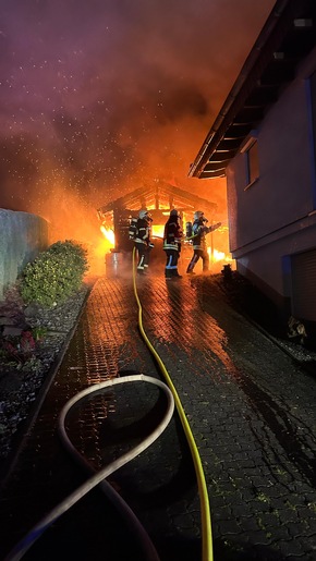 FW-OE: Gartenlaubenbrand in Obervalbert - Feuerwehr verhindert Ausbreitung auf Dachstuhl eines Wohnhauses