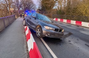 Feuerwehr Flotwedel: FW Flotwedel: Fahrzeug kollidiert mit Stra&szlig;enleitwand bei Oppershausen