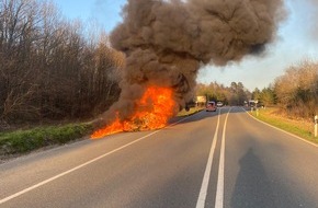 Feuerwehr Helmstedt: FW Helmstedt: Brennender PKW auf der Bundesstraße 1