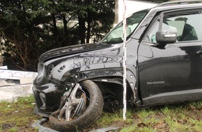 Polizei Rheinisch-Bergischer Kreis: POL-RBK: Wermelskirchen - Pkw zwischen Baum und Mauer eingeklemmt - Fahrer schwer verletzt