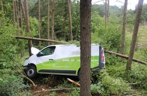 Kreispolizeibehörde Siegen-Wittgenstein: POL-SI: Kleintransporter landet im Wald - Fahrer schwer verletzt #polsiwi