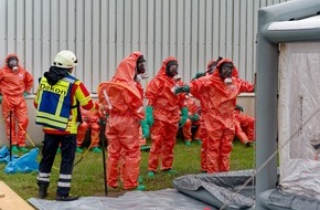 Kreisfeuerwehrverband L&uuml;chow-Dannenberg e.V.: FW L&uuml;chow-Dannenberg: +++ Gro&szlig;einsatz bei Industrieunternehmen in Dannenberg +++ Feuerwehr k&auml;mpft stundenlang gegen Gefahrstoffaustritt +++