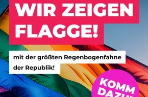 Initiative Grundgesetz für alle: Tag des Grundgesetzes: Initiative spannt Deutschlands größte Regenbogenfahne vor Bundestagsgebäude