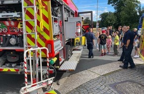 Feuerwehr Ratingen: FW Ratingen: Landesweite Kontrolle des Reiseverkehrs - Feuerwehr Ratingen unterstützt Informationsveranstaltung der Polizei