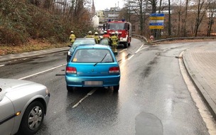 Polizeipräsidium Westpfalz: POL-PPWP: Unfall: Auf nasser Fahrbahn ins Schleudern geraten - drei Verletzte