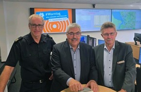 Feuerwehr Bremerhaven: FW Bremerhaven: Bundesweiter Warntag 2025: Bremerhaven testet erneut erfolgreich eigenen Warnmittel Mix - Oberbürgermeister Grantz weiht modernisierten Stabsraum ein