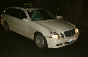 Polizeiinspektion Hameln-Pyrmont/Holzminden: POL-HOL: Bei Dunkelheit und schlechter Sicht: 77jährige Fußgängerin von Taxi erfasst und getötet - Gutachter und Unfallforschung der MHH eingeschaltet -
