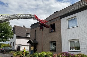 Feuerwehr Dortmund: FW-DO: Rettung mit Drehleiter / Erkrankte Person wird mit der Drehleiter aus dem Haus transportiert