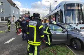 Feuerwehr Bochum: FW-BO: Verkehrsunfall zwischen PKW und Straßenbahn