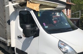 Polizeidirektion Pirmasens: POL-PDPS: Verkehrsunfall zwischen Gabelstapler und Transporter