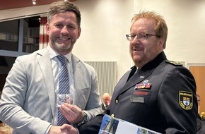 Feuerwehr Beverungen: FW Beverungen: Feierstunde der Feuerwehr Beverungen / R&uuml;ckblick, Ausblick und verdiente Ehrungen