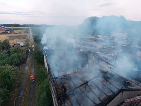 FW Lüchow-Dannenberg: Großeinsatz für die Feuerwehren in Lüchow-Dannenberg +++ Scheune brennt vollständig aus +++ ca. 30 Kälber und Rinder gerettet +++ mehr als 150 Kräfte im Einsatz