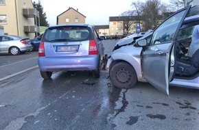 Polizei Mettmann: POL-ME: Hoher Sachschaden bei Abbiegeunfall: Eine Person leicht verletzt - Velbert - 2203132