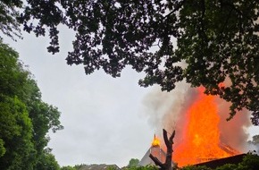Kreisfeuerwehr Rotenburg (W&uuml;mme): FW-ROW: Geb&auml;udebrand in S&ouml;hlingen fordert zahlreiche Einsatzkr&auml;fte - Wohnhaus vollst&auml;ndig zerst&ouml;rt