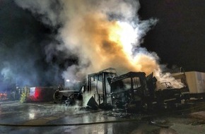 Feuerwehr Gelsenkirchen: FW-GE: Nächtlicher Großeinsatz in Gelsenkirchen-Ückendorf / Feuer auf Gelände einer Kfz-Werkstatt zerstört mehrere Lkw und Pkw. Personen kamen nicht zu Schaden