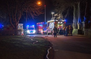 Kreisfeuerwehrverband Rendsburg-Eckernförde: FW-RD: Feuer im Landwirtschaftlichen Betrieb - 120 Einsatzkräfte im Einsatz