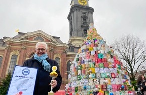 REKORD-INSTITUT für DEUTSCHLAND: Neuer RID-Weltrekord erzielt: »größter ›Weihnachtsbaum‹ aus Konservendosen« vor Hamburger Michel aufgebaut