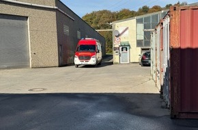 Feuerwehr Herdecke: FW-EN: Umweltstraftat im Gewerbegebiet - Öl wird in den Abwasserkanal gekippt - Feuerwehr verhindert Ausbreitung