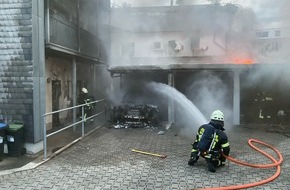 Feuerwehr M&uuml;lheim an der Ruhr: FW-MH: Brandausbreitung auf Wohngeb&auml;ude und Garagen - Feuerwehr M&uuml;lheim an der Ruhr im Einsatz