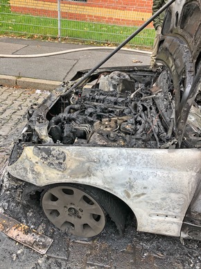 POL-ME: Technischer Defekt während der Fahrt - Fahrzeug brannte aus! - Erkrath - 2010083