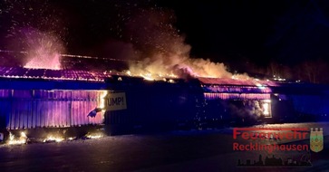 FW-RE: Vollbrand einer Trampolinhalle in der Nacht - Halle niedergerissen