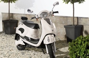 Tchibo GmbH: Helm auf und los geht's: Umweltbewusstes Fahren mit dem Elektroroller von Tchibo