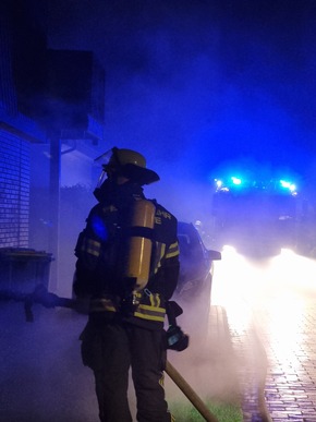 FW-WRN: FEUER_3 - LdF - LZ1 - LZ3 - TOJ Lünen - Garagenbrand / mehrere brennende Mülltonnen