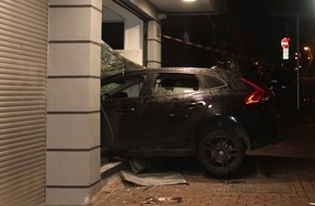 Kreispolizeibeh&ouml;rde Kleve: POL-KLE: Kleve- Einbruch in Juweliergesch&auml;ft in der Innenstadt / mit Pkw in Schaufensterscheibe gefahren