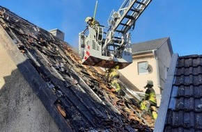 Feuerwehr Essen: FW-E: Folgemeldung - Dachstuhlbrand in einem Fachwerkhaus - langwieriger Einsatz der Feuerwehr