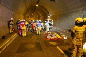 FW-HL: Erfolgreiche Einsatzübung im Herrentunnel bestätigt Sicherheit / Lübecker Feuerwehr, Polizei und Rettungsdienst trainierten den Ernstfall gemäß Richtlinie