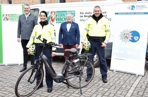 Kreispolizeibehörde Viersen: POL-VIE: Kreis Viersen: Ein Pedelec von der Kreisverkehrswacht für die Kreispolizeibehörde: Landrat Dr. Coenen freut sich über Spende (Foto)