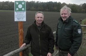 Deutsche Bundesstiftung Umwelt (DBU): DBU: Rettungsschilder auf DBU-Naturerbefläche Borkenberge ermöglichen zügige Rettung in der Natur