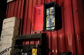 Hauptzollamt Landshut: HZA-LA: Raffinierte Schmuggelverstecke in LKW entdeckt Landshuter Zollbeamte ziehen 6.400 unversteuerte Zigaretten aus dem Verkehr