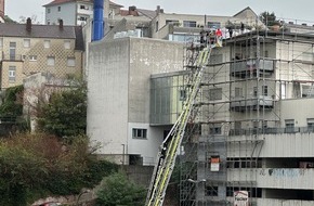 Polizeidirektion Pirmasens: POL-PDPS: H&ouml;henrettung in der Innenstadt - Feuerwehr holt verletzten Dachdecker vom Parkhausdach