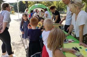 FRÖBEL-Gruppe: "Längster Forschertisch" am Tag der kleinen Forscher 2019 in Köln