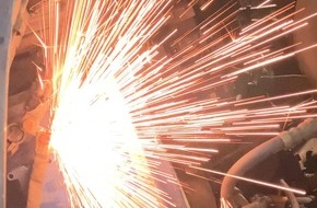 Kreispolizeibehörde Märkischer Kreis: POL-MK: Feuerwerk unter der Motorhaube