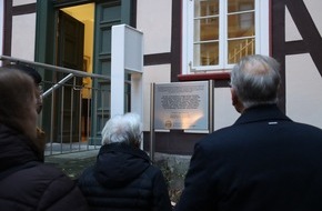 Polizeiinspektion Göttingen: POL-GÖ: (73/2025) Gedenktafel vor Gebäude der Akademie der Wissenschaften in Göttingen gestohlen - Ermittler bitten um Hinweise
