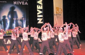 Wirtschaftsverband Deutscher Tanzschulunternehmen e.V.: ADTV-Tanzschulen drehen auf der YOU 2002 voll auf / No Angels und
Bro'Sis verkörpern neue Tanzsschulen-Generation