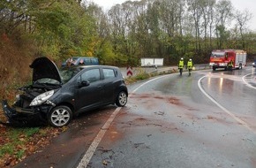 Freiwillige Feuerwehr Breckerfeld: FW-EN: Auslaufende Betriebsmittel nach Verkehrsunfall mit PKW