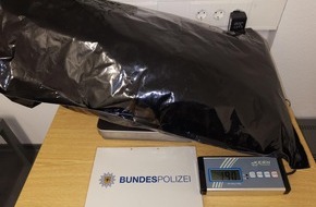 Bundespolizeidirektion Sankt Augustin: BPOL NRW: Fahndungserfolg der Bundespolizei; 31-Jähriger transportierte 1,9 Kilogramm Marihuana im Fußraum seines VW Polo